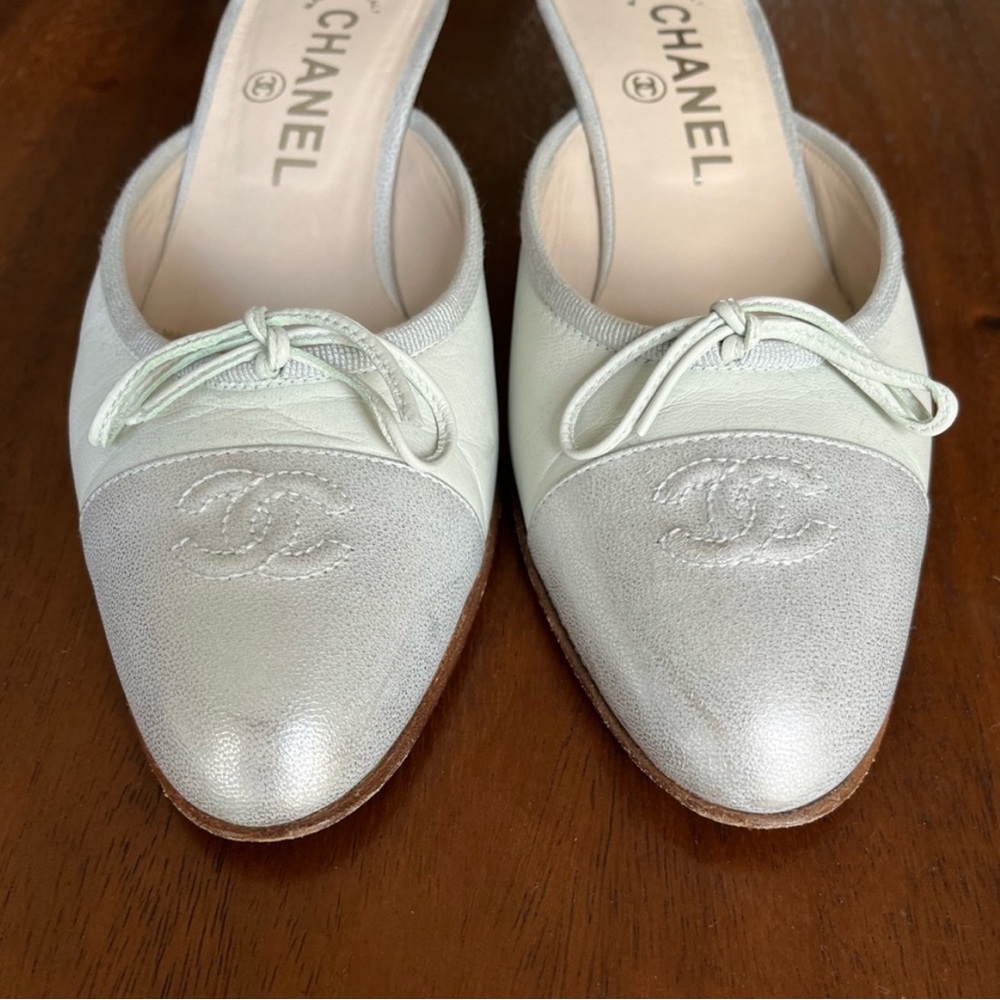 Pale blue lambskin Chanel ballet mule heel silver toe cap - Picture 8 of 12